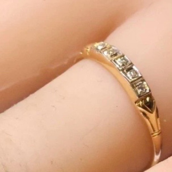 Jewelry - Vintage 14k solid gold ring with five stunning diamonds size 6.5